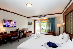 Postel nebo postele na pokoji v ubytování Erawan Hotel + 37 fotografií