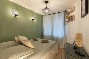 niewielka sypialnia z łóżkiem i oknem w obiekcie Stockholm Loft - Studio - City center - Ideal w mieście Fontainebleau