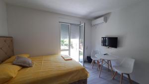 Tempat tidur dalam kamar di Spasic Apartments Sutomore