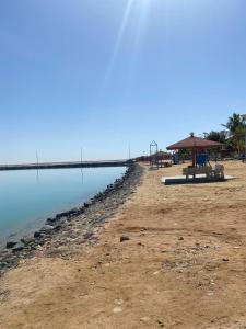 una playa con cenador junto al agua en Hotel & Resort Golden Marina Yanbu, en Yanbu