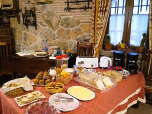 una mesa con pan y otros alimentos. en Hotel Rural El Cañón del Duratón en Sepúlveda
