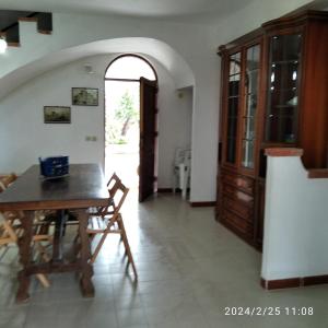 een keuken en eetkamer met een tafel en stoelen bij casale guidaloca in Castellammare del Golfo