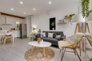 a living room with a couch and a table at Palm house Sauna city center ideal Insead in Fontainebleau