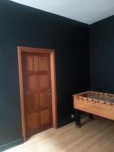 una camera con porta e tavolo in legno di Chambres d'Hôte Alarome a Huy