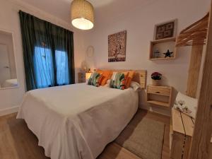 托萊多的住宿－La casa de Carol，卧室设有一张白色大床和一扇窗户。