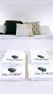 Postel nebo postele na pokoji v ubytování Palm Nest