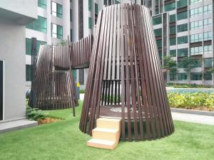 un parque infantil con dos columpios en un edificio en Bangsar South Botanical I Bed & Pillow en Kuala Lumpur