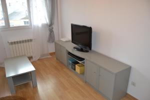 ein Wohnzimmer mit einem TV auf einem Schreibtisch in der Unterkunft Matias Lopez 78 in Sarria