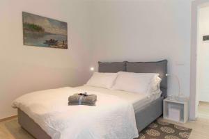 Ένα ή περισσότερα κρεβάτια σε δωμάτιο στο ROSSENA HOME tranquillo appartamento, con giardino, vicino al centro ed all'Ospedale Santa Maria Nuova SMN +86 φωτογραφίες