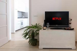 TV a/nebo společenská místnost v ubytování ROSSENA HOME tranquillo appartamento, con giardino, vicino al centro ed all'Ospedale Santa Maria Nuova SMN + 81 fotografií