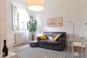 sala de estar con sofá y mesa en ROSSENA HOME tranquillo appartamento, con giardino, vicino al centro ed all'Ospedale Santa Maria Nuova SMN en Reggio Emilia