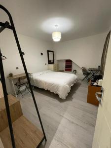 Un dormitorio con una cama blanca y una escalera en Private Bright Bedroom with Ensuite River View, en Kent