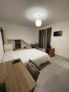מיטה או מיטות בחדר ב-Private Bright Bedroom with Ensuite River View