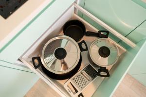 a sink with a mirror and other appliances in a room at Apartamento de diseño con piscina y gimnasio By ElConserje in Murcia