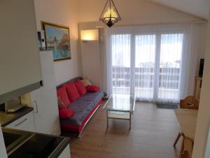 Area soggiorno di Elfe Apartments Studio for 2 adults, balcony with lake and mountain view