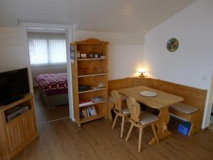 una stanza con tavolo e sedie e una camera da letto di Elfe Apartments Studio for 2 adults, balcony with lake and mountain view a Emmetten Altre 13 foto