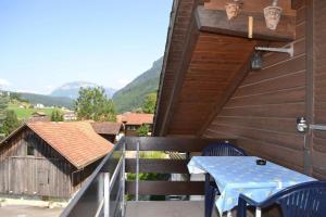 un tavolo e delle sedie sul balcone di una casa di Elfe Apartments Studio for 2 adults, balcony with lake and mountain view a Emmetten