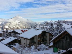 Vista generica sulle montagne o vista sulle montagne dall'interno dell'appartamento
