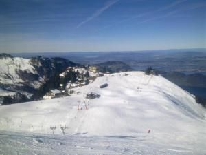 Elfe Apartments Studio for 2 adults, balcony with lake and mountain view durante l'inverno