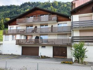 un edificio con balconi sui lati di Elfe Apartments Studio for 2 adults, balcony with lake and mountain view a Emmetten