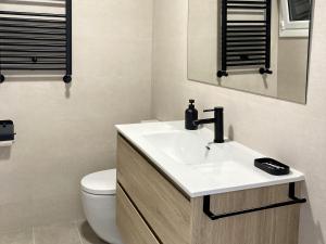 Et badeværelse på Apartament Creu de Sant Pol + 13 billeder