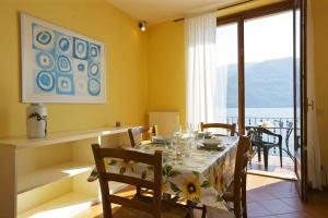 ein Esszimmer mit einem Tisch, Stühlen und einem Fenster in der Unterkunft La Terrazza in Carmine