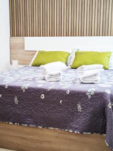 una camera da letto con un letto e asciugamani di HAPPY FLAT TENERIFE a San Isidro