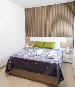 una camera da letto con un letto e due asciugamani di HAPPY FLAT TENERIFE a San Isidro