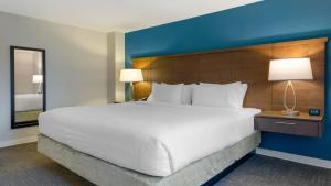 Postel nebo postele na pokoji v ubytování Staybridge Suites - Calgary Airport by IHG