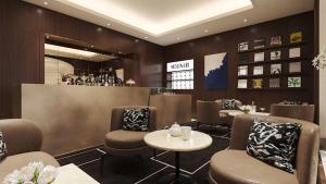 una sala de espera con sillas y un bar en The First Arte - Preferred Hotels & Resorts, en Roma