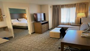 TV a/nebo společenská místnost v ubytování Staybridge Suites - Calgary Airport by IHG