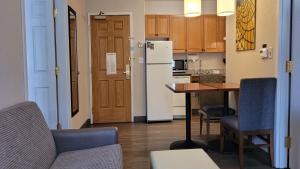 Kuchyň nebo kuchyňský kout v ubytování Staybridge Suites - Calgary Airport by IHG