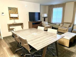 TV a/nebo společenská místnost v ubytování Staybridge Suites - Calgary Airport by IHG