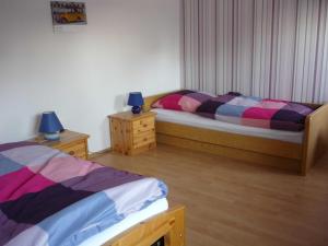 1 dormitorio con 2 camas y 2 mesitas de noche en Ferienwohnung Naeve, en Barderup