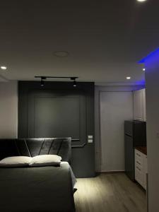 Postel nebo postele na pokoji v ubytování Ace's StudioApartment