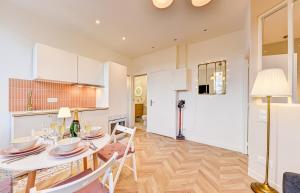 Photo de la galerie de l'établissement Malibu - 15 min walk to Chateau Fontainebleau, à Avon 31 autres photos