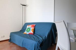 Cama con sábana azul y almohada en Saporedilago, en Peschiera del Garda
