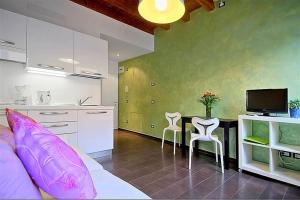 Il comprend une cuisine et un salon avec une table et des chaises. dans l'établissement Apartments Florence - San Gallo 3, à Florence