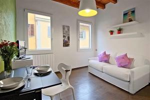 - un salon avec un canapé blanc et une table dans l'établissement Apartments Florence - San Gallo 3, à Florence