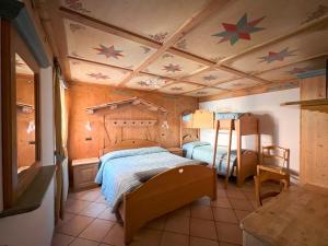 twee bedden in een kamer met sterren aan het plafond bij Hotel Residence Dahu in Passo del Tonale