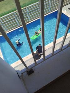 Riḩāb的住宿－شاليه الضياء，一群人在游泳池里