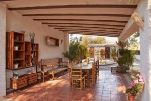 un patio al aire libre con mesa y sillas en El Cortijo, en Hellín