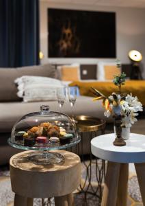 uma bandeja de comida e copos de vinho numa sala de estar em Hotel WICC em Wageningen