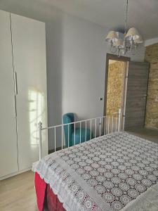 Schlafzimmer mit einem Bett und einem Kronleuchter in der Unterkunft Da Nella Dimora di Campagna in Vasto