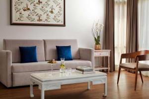 a living room with a couch and a coffee table at NH Sintra Centro in Sintra