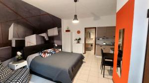 1 dormitorio con 1 cama y cocina con mesa en B&B GoodDay Roma Tor Vergata, en Tor Vergata