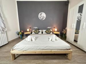 1 cama grande en una habitación con 2 mesas en Marconi Suite [free parking / near the airport], en Bolonia