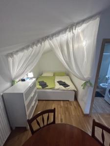 Kalinkovo的住宿－dom pri X Bionic Sphere s bazenom a zahradou，一间小卧室,配有一张床和一个梳妆台