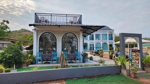 Cette maison dispose d'une terrasse couverte avec des chaises et d'un balcon. dans l'établissement T'estimo Kohlarn, à Ko Larn