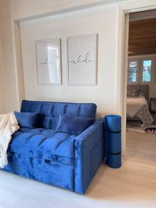 um sofá azul sentado numa sala de estar em Paradise Villa em Nassau